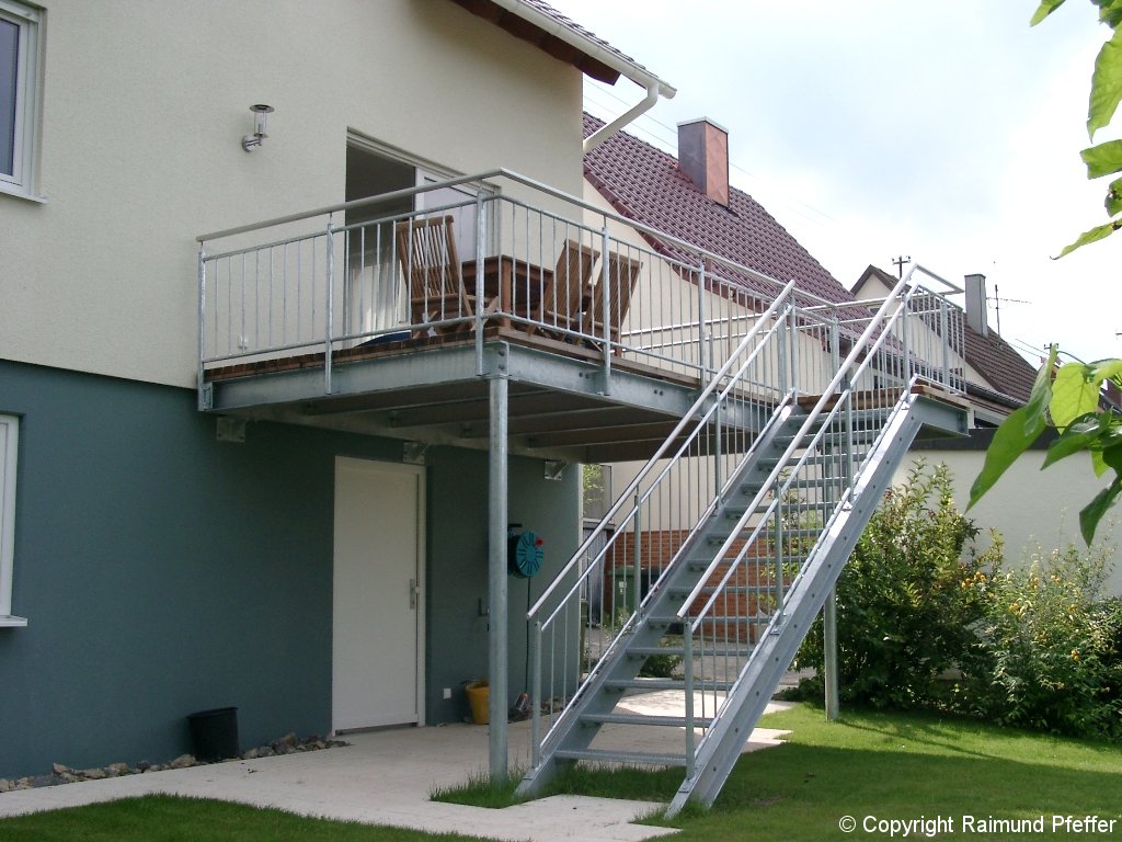 Balkon mit Treppe in den Garten als Terassenüberdachung | Treppe