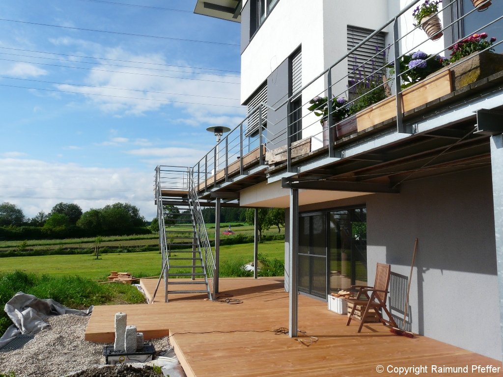 Holzbalkon Mit Treppe